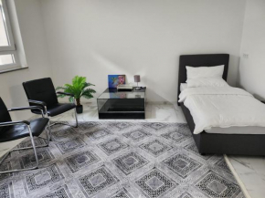 TheSuites Frankfurt-Airport - Basement Room - Shared Bathroom